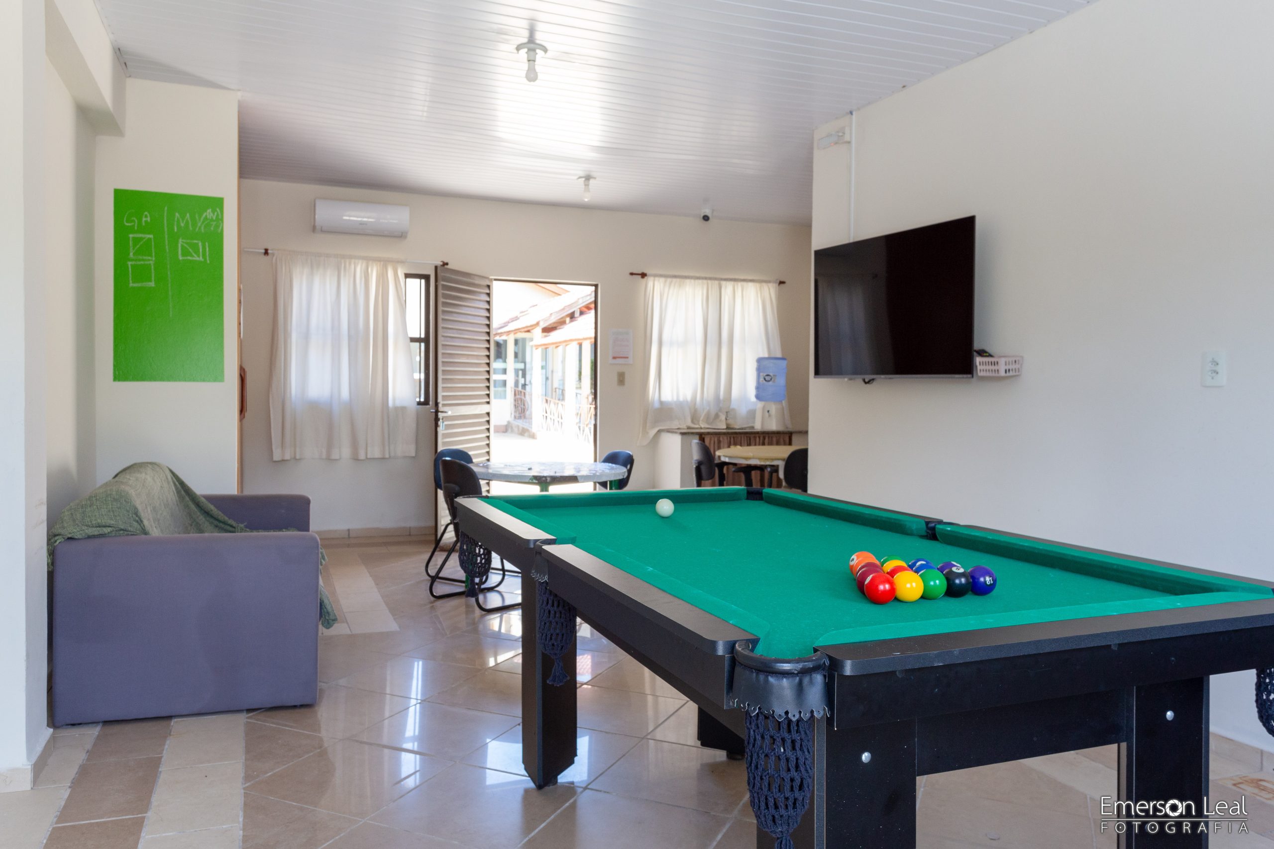 Na sala de jogos, o clima é de diversão e integração. Um espaço criado para estimular a convivência, a memória e o bem-estar por meio de momentos leves e cheios de alegria.