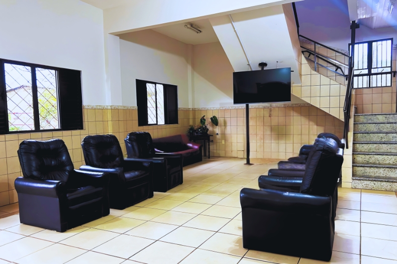 Nossa sala de TV é um espaço aconchegante e acolhedor, com 22 poltronas confortáveis, pensado para que nossas idosos possam descansar, conversar e aproveitar bons momentos juntos.